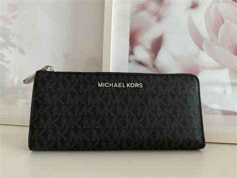 Feminine Michael Kors Geldbeutel shoppen .